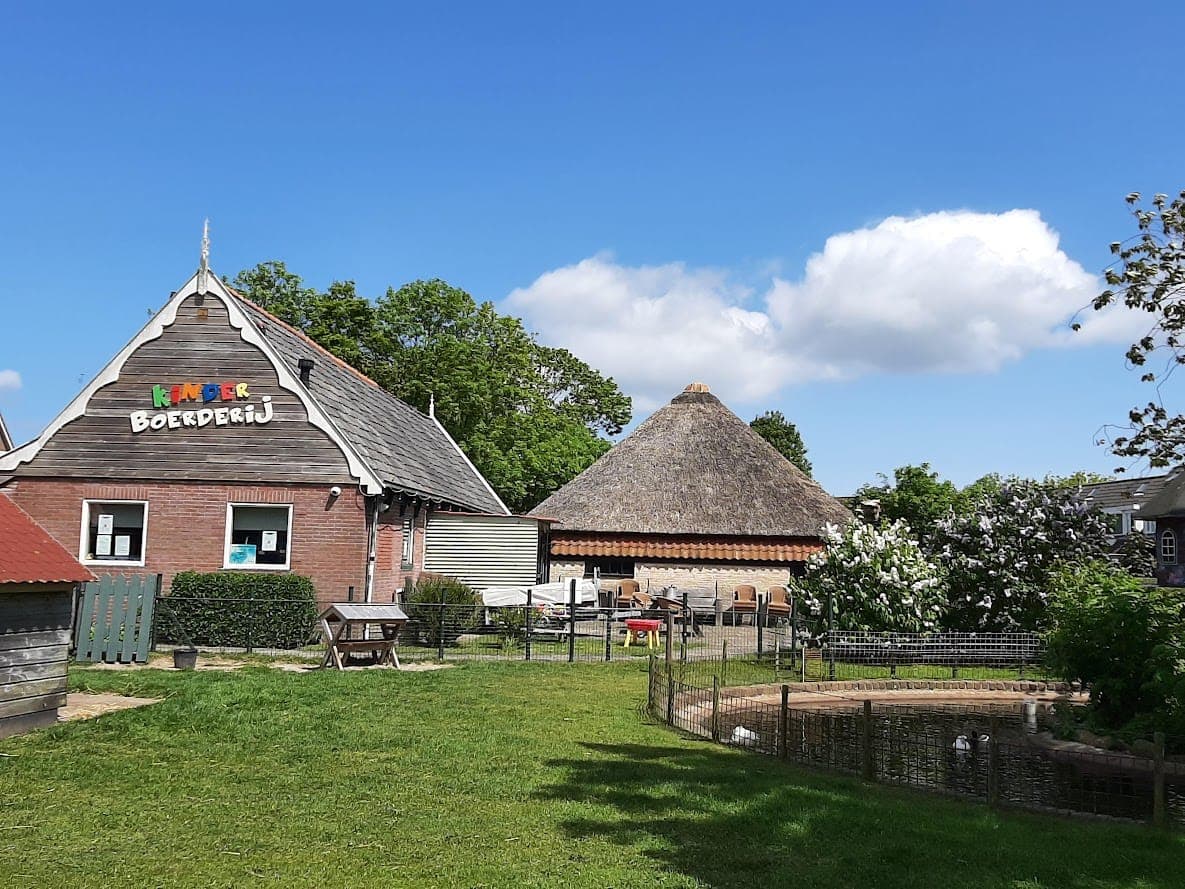 De kinderboerderij in het voorjaar